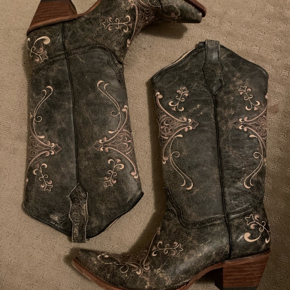 Boots by Corral, only worn 3x and still look new.